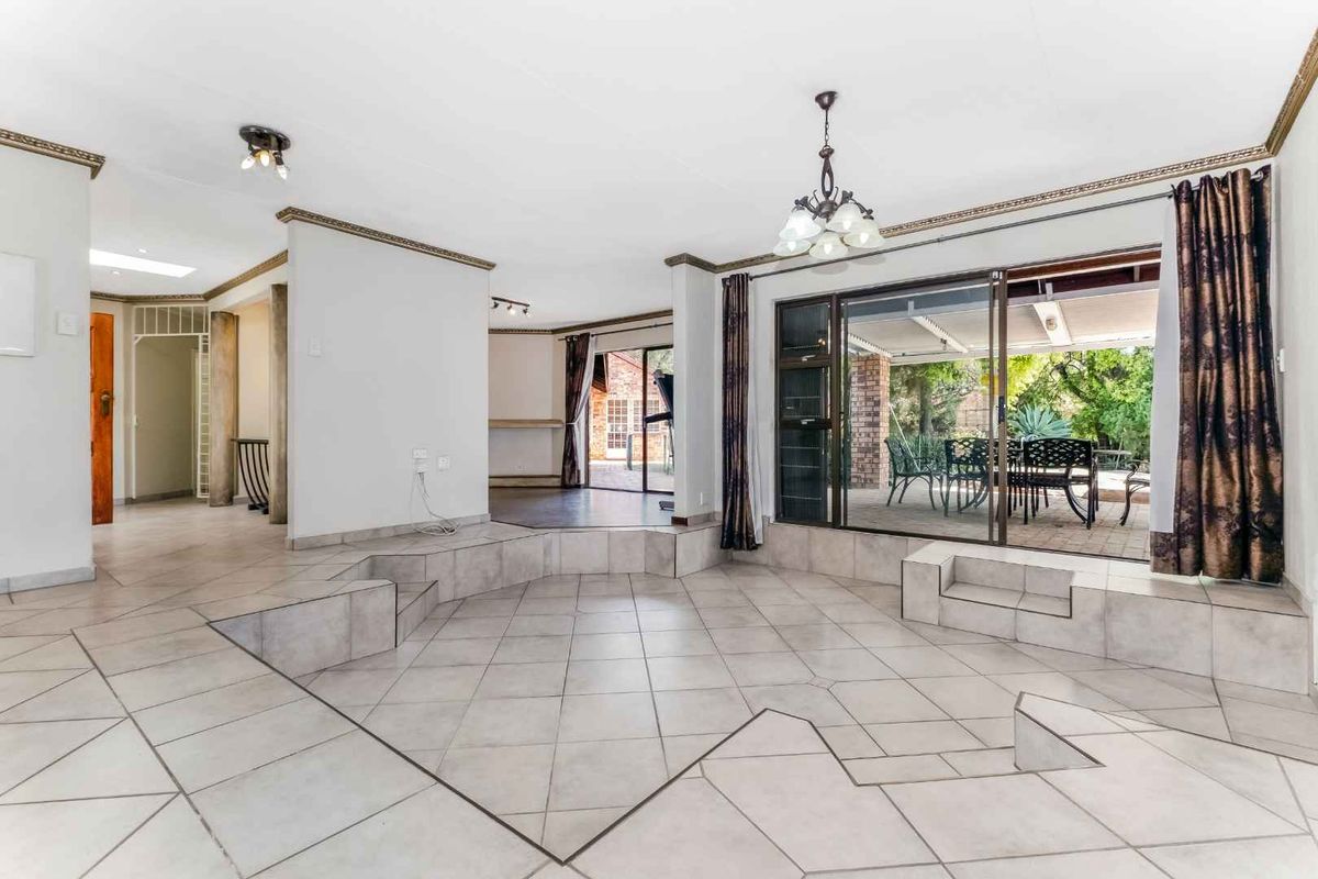 A SINGLE-STOREY FAMILY HOME IN A SECURE BOOMED AREA, WITH A MASSIVE GARDEN -  JUST SOUNDS WONDERFUL - Photo 4