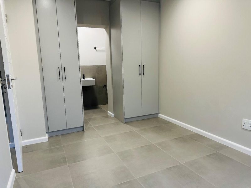 Contemporary Ground-Floor Unit with 24-Hour Security - 1 June 2026 - Photo 3