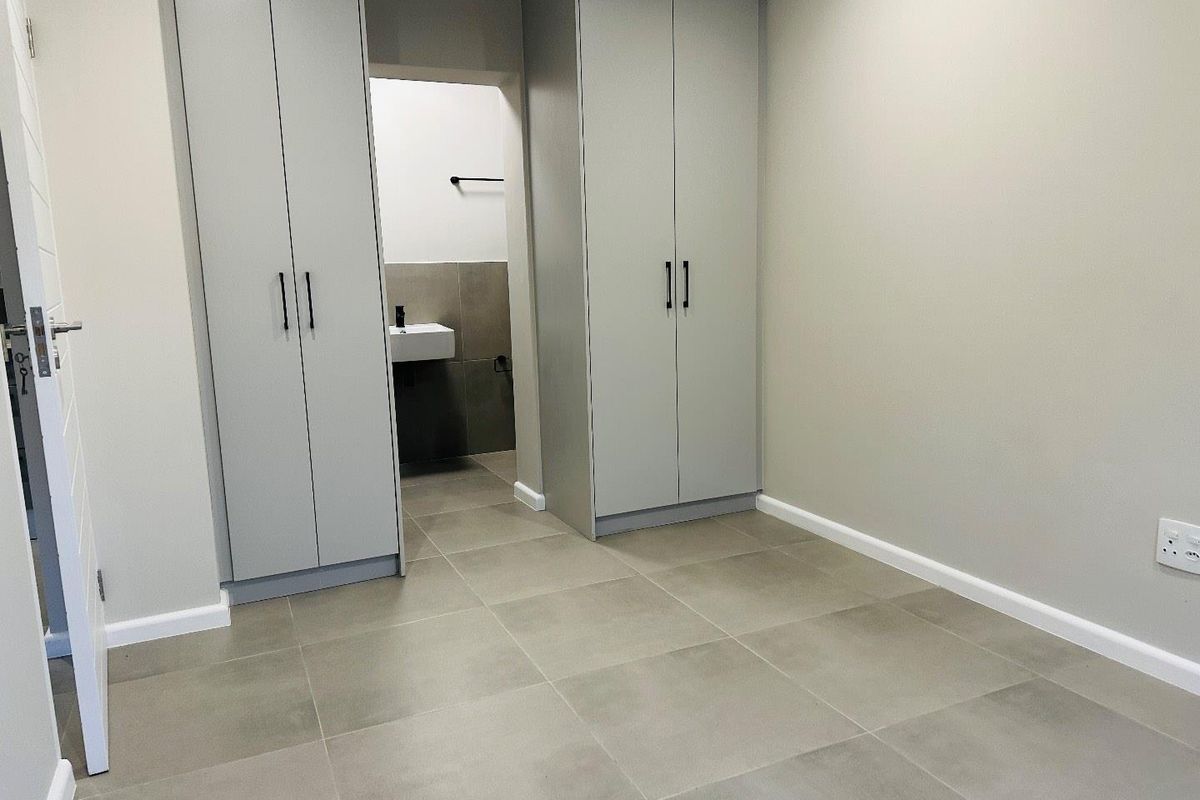 Contemporary Ground-Floor Unit with 24-Hour Security - 1 June 2026 - Photo 3