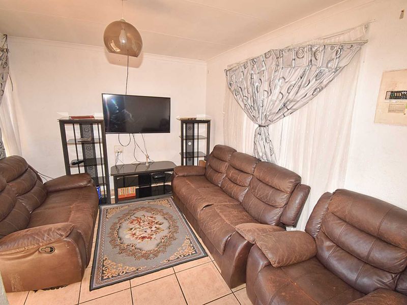 Low Maintenance Facebrick Home - Photo 4