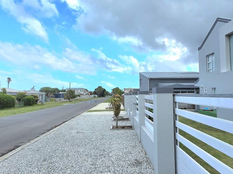 Spacious Coastal Home in Prime Franskraal Location! - Photo 3