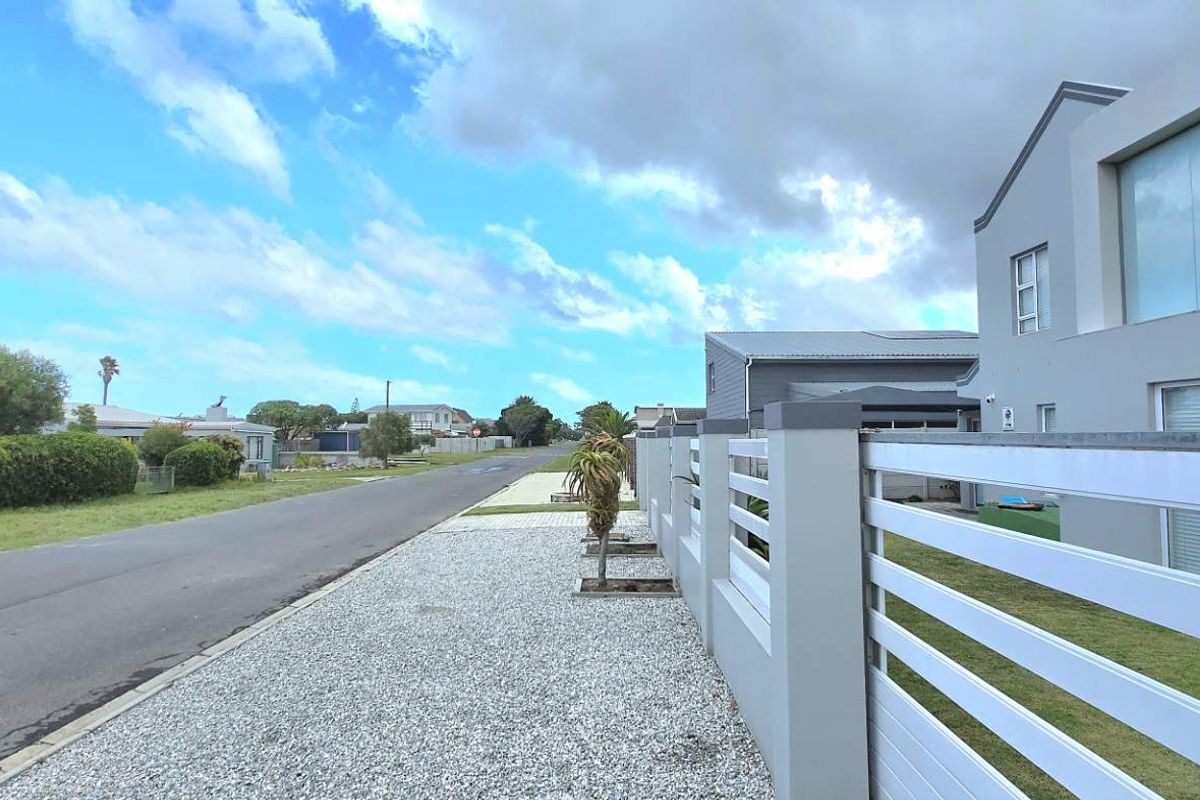 Spacious Coastal Home in Prime Franskraal Location! - Photo 3