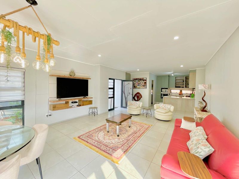 **Modern 4-Bedroom Townhouse in Amberfield - Prime Location Near Amberfield College, Shopping Centers, and Highway Access** - Photo 6