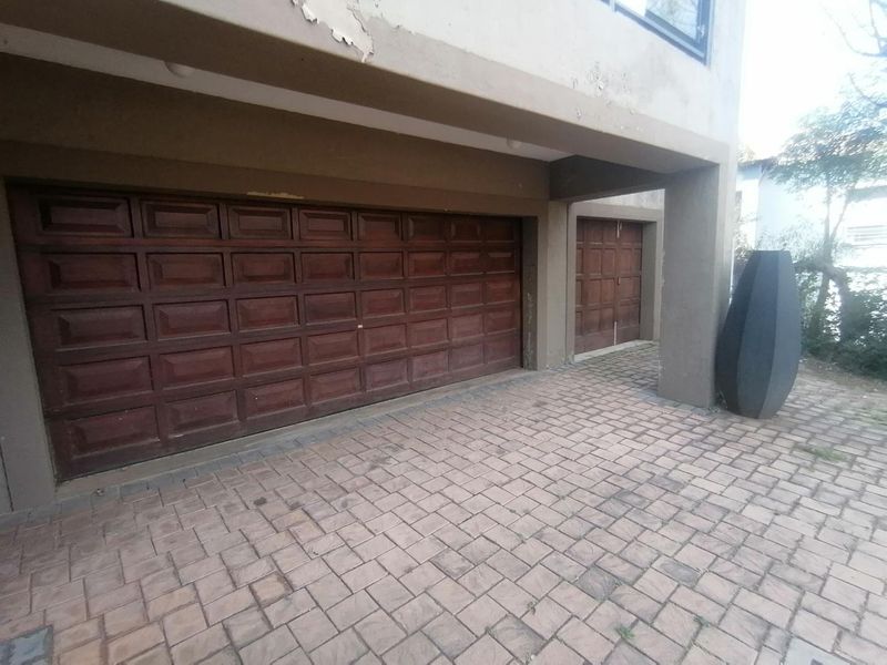 Exclusive Trible storey 4-Bedroom Home in a Secure Estate - Photo 4