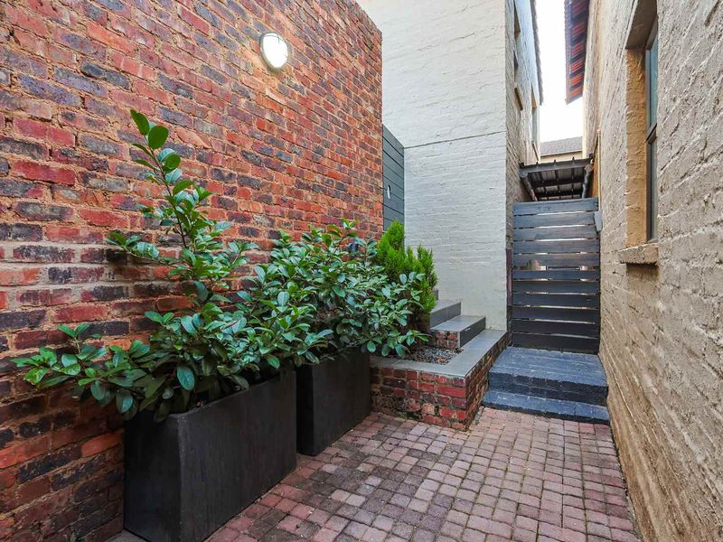 Charming & Secure Estate Living in Bronberg - Photo 5