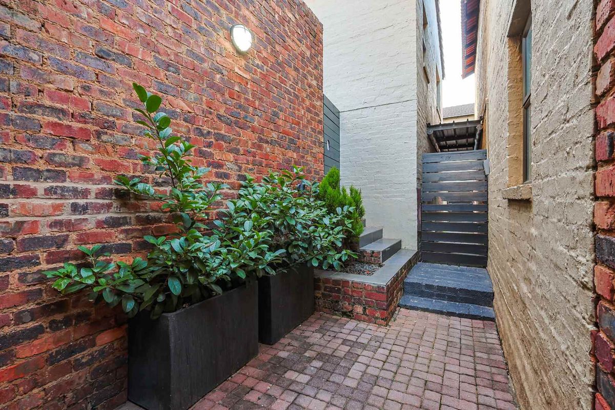 Charming & Secure Estate Living in Bronberg - Photo 5