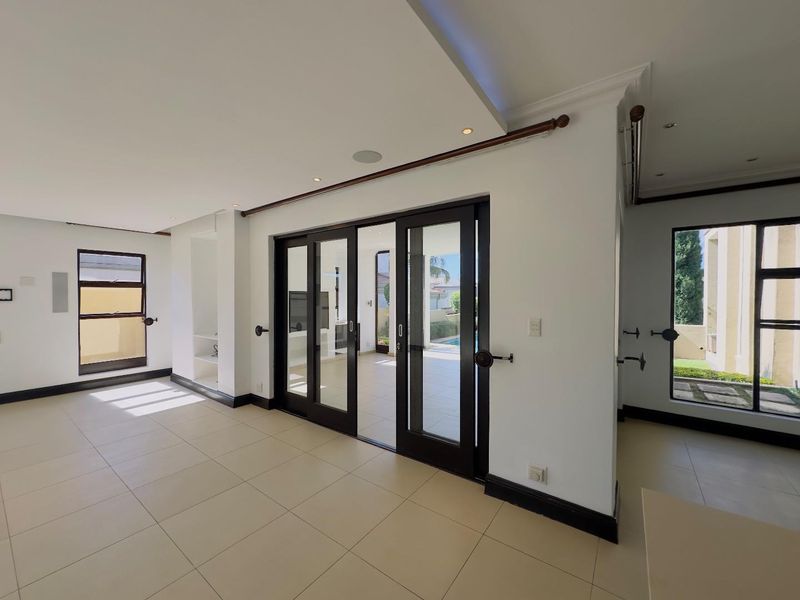 5 Bedroom House for Sale in Blue Valley Golf Estate - Photo 4