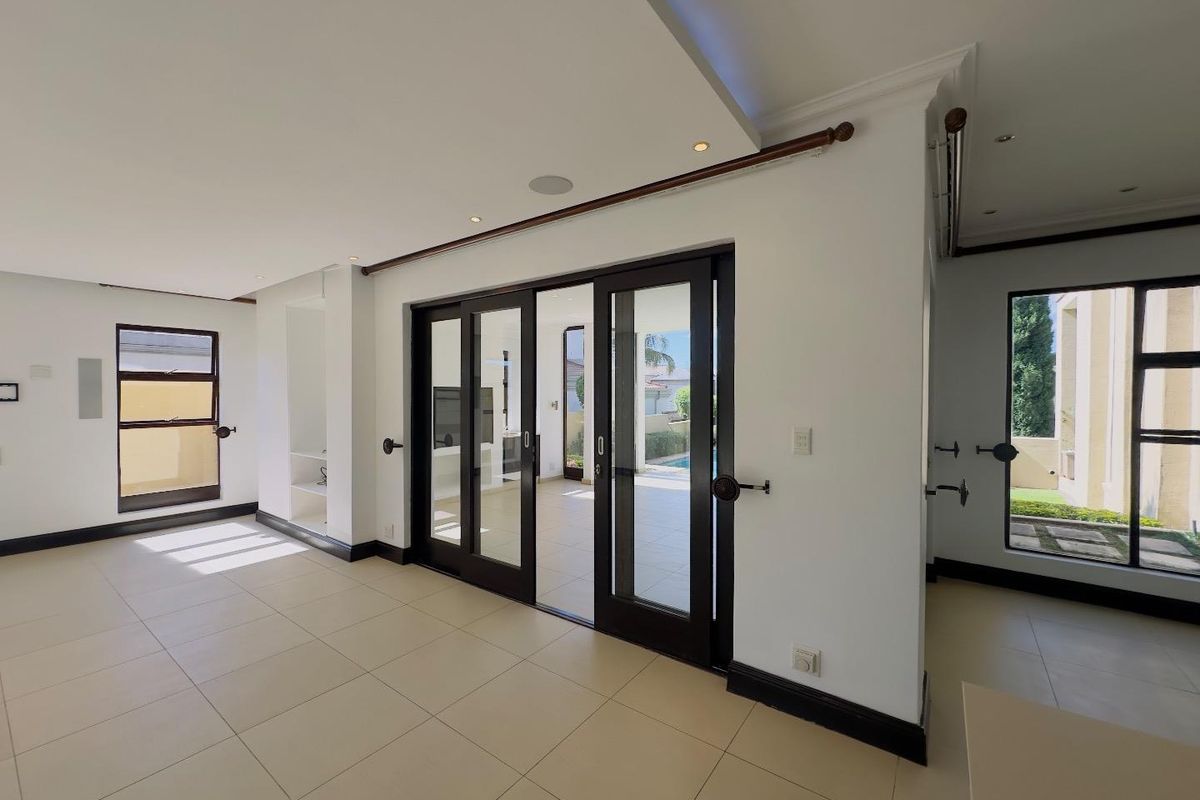 5 Bedroom House for Sale in Blue Valley Golf Estate - Photo 4
