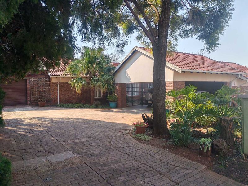 EXCLUSIVE MANDATE - LOVELY FAMILY HOME - CLOSE TO SCHOOLS - Photo 2