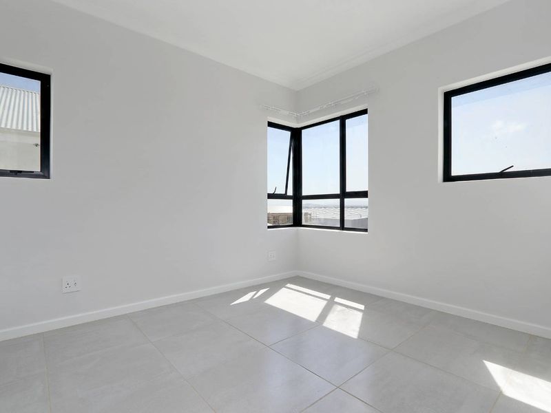 Spacious three bedroom townhouse with Double garage - Photo 9