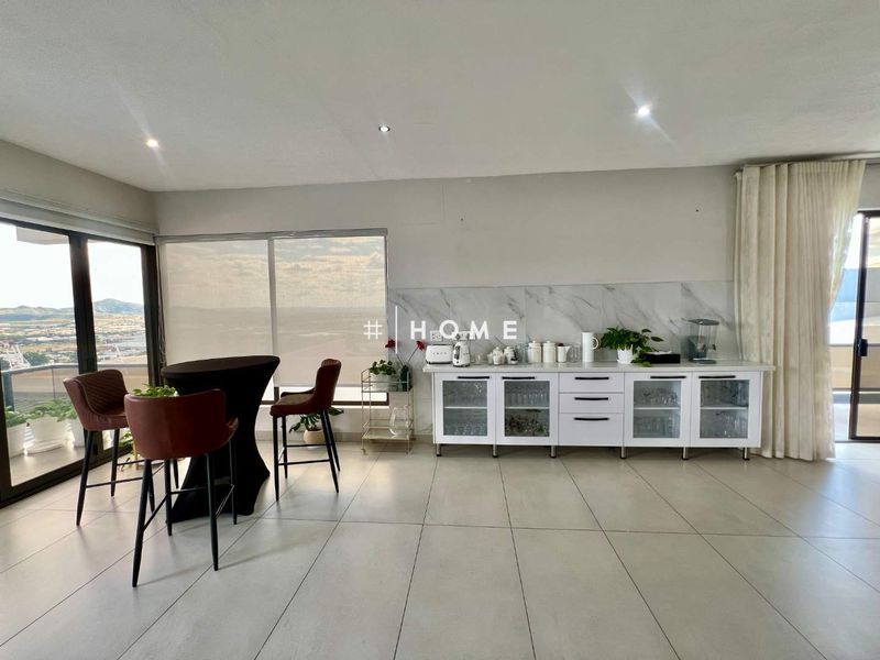 Spacious family home with stunning views - Photo 8