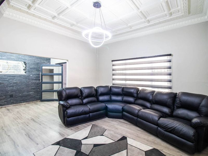 Beautiful 3 Bedroom family home in Western Extention - Photo 3