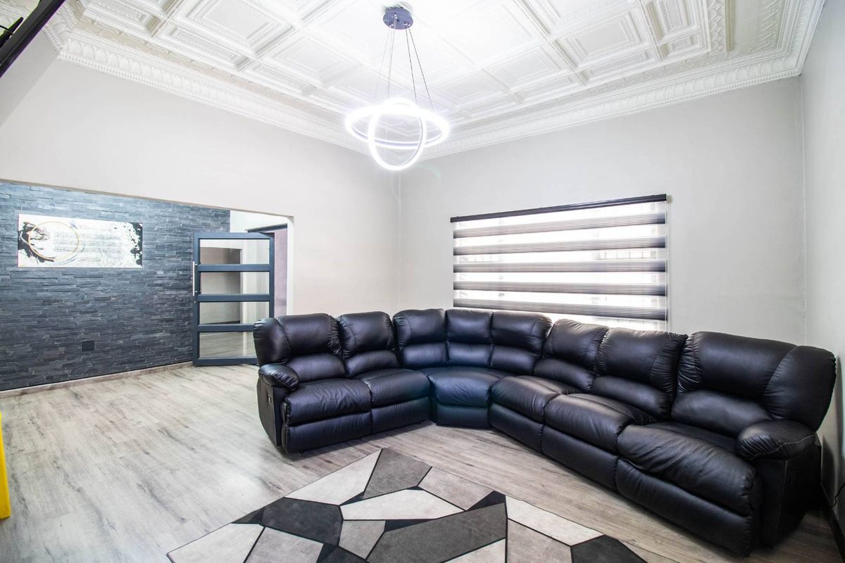 Beautiful 3 Bedroom family home in Western Extention - Photo 3