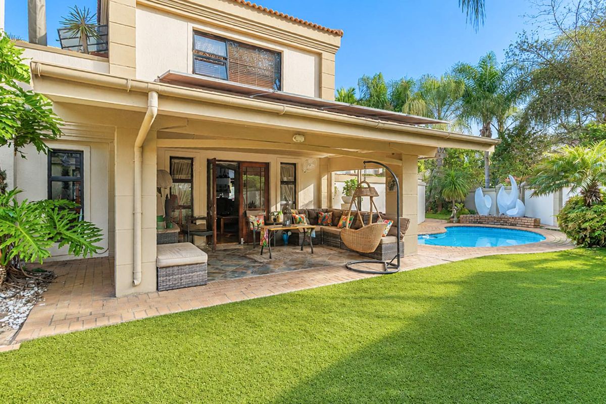 Spacious Family Home with Solar Power & Heated Swimming Pool - Photo 3