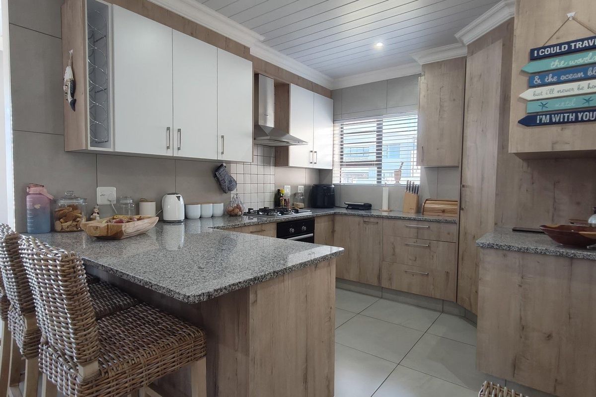 Single Level 3 Bedroom Duet Home For Sale in Island View, Mossel Bay - Photo 4