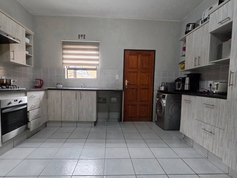 3 Bedroom Apartment / Flat for Sale in New Market Park - Photo 6