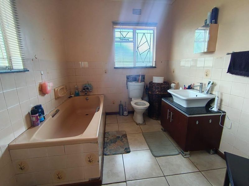 Seize the Opportunity: Dual Homes in Desirable Lakeview - Photo 10