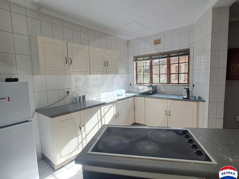 Spacious 5-Bedroom Furnished Contractor Accommodation with Pool, Braai, and Double Garage - Photo 3