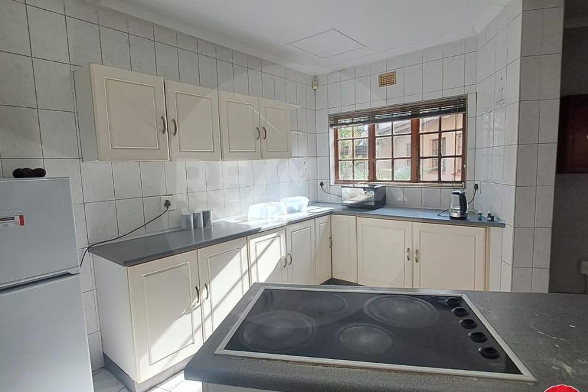 Spacious 5-Bedroom Furnished Contractor Accommodation with Pool, Braai, and Double Garage - Photo 3