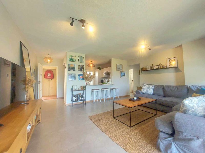 Modern, sleek and recently renovated garden townhouse! - Photo 9