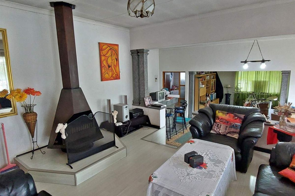 Entertainers Home Requiring TLC - Photo 2