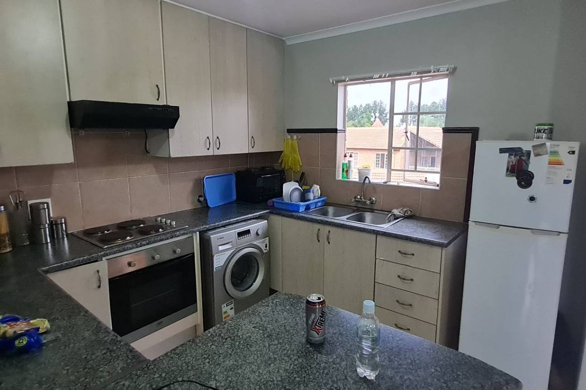 BEAUTIFUL THIRD FLOOR APARTMENT FOR SALE!!!!!! - Photo 2