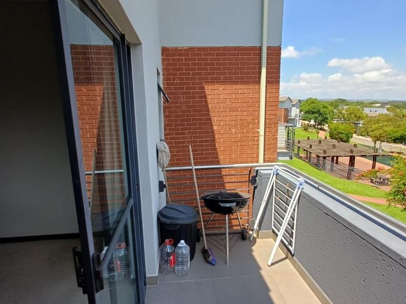 2 Bedroom 2 Bathroom modern 1st floor Apartment for sale in beautiful Golf Estate for R790 000 - Photo 10