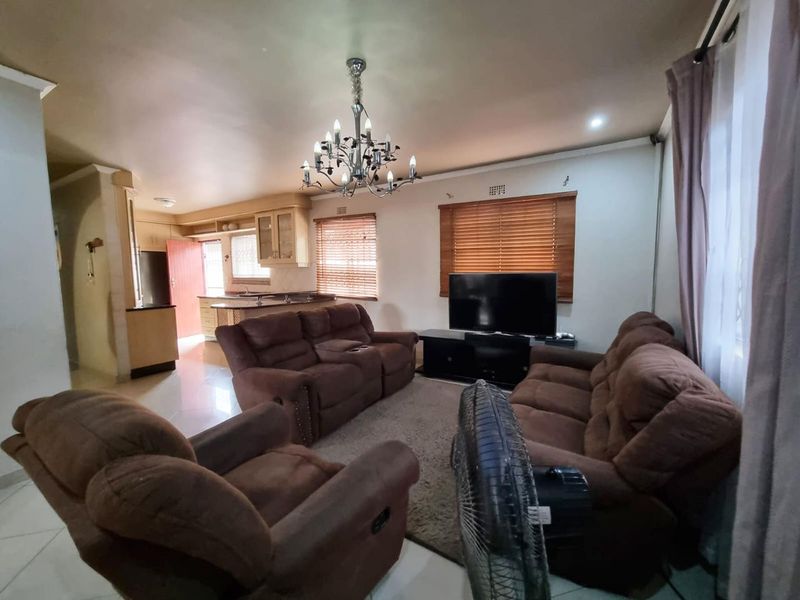 Welcome to Your Dream Family Home in Rainham, Phoenix! - Photo 6