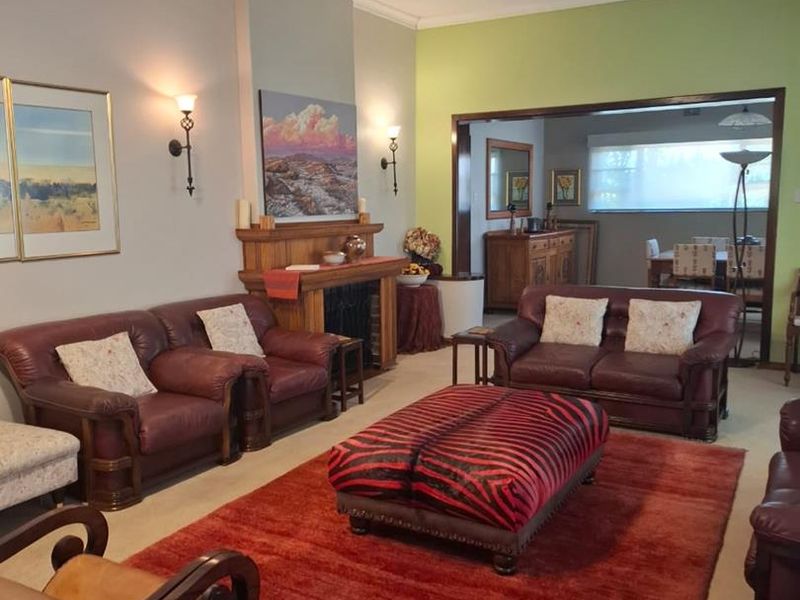 Spacious 5-Bed Residence with Consulting Rooms in Klein Windhoek - Photo 9