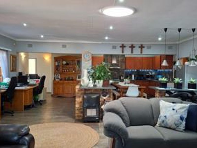 Stylishly Renovated 3-Bedroom Family Home with Pool and Entertainment Area - Photo 8