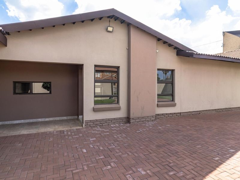 WHERE MODERN, STYLE AND COMFORT MEETS - Photo 3