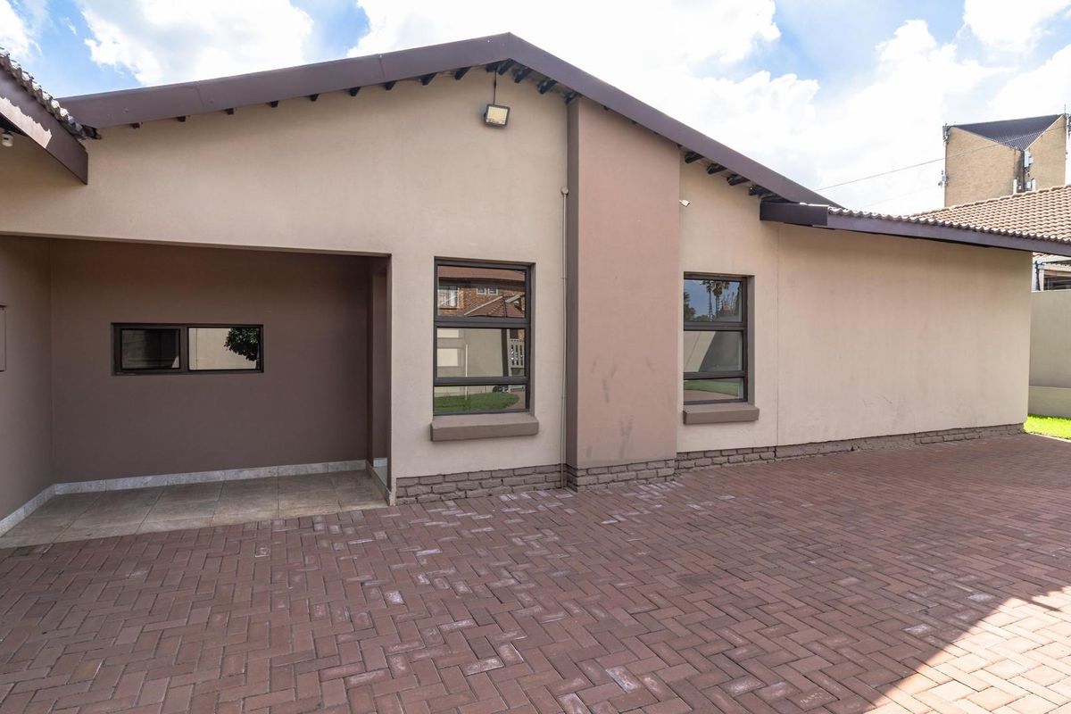 WHERE MODERN, STYLE AND COMFORT MEETS - Photo 3