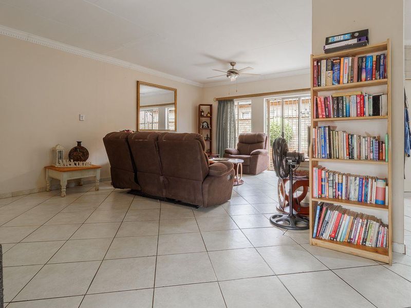 Four bedroom duet with study and potential fifth bedroom - Moreleta Park - Photo 5