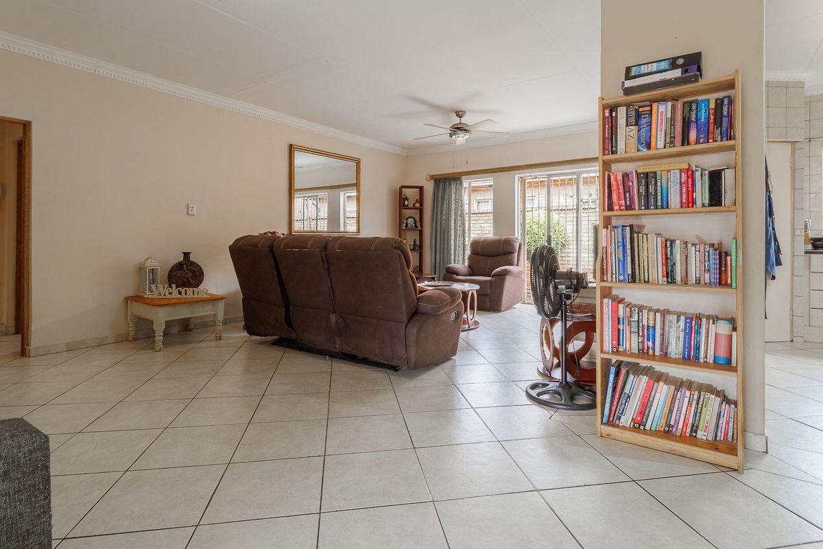 Four bedroom duet with study and potential fifth bedroom - Moreleta Park - Photo 5