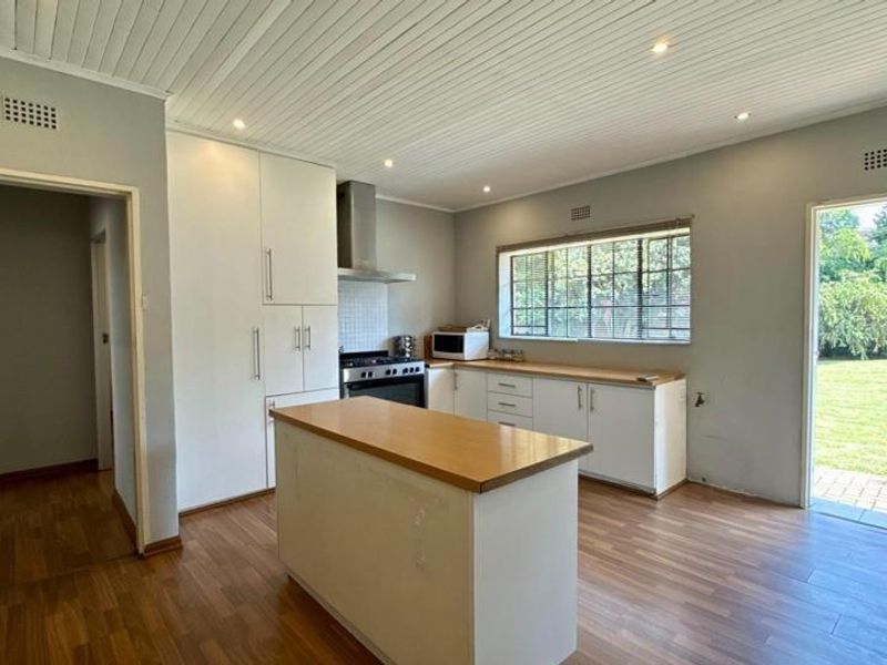 Family Comfort: Large 4-Bed Home with Fireplace & Double Garage - Photo 5