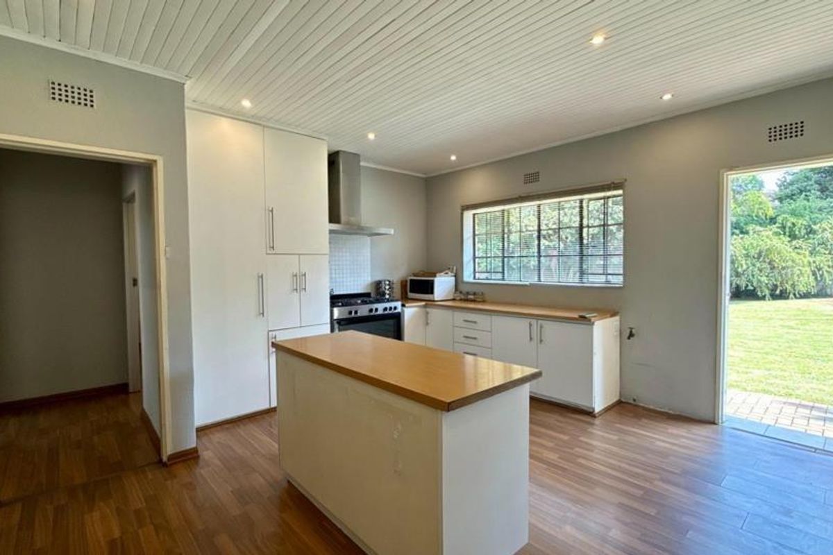 Family Comfort: Large 4-Bed Home with Fireplace & Double Garage - Photo 5
