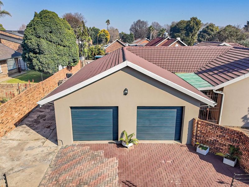 Spacious 3-Bed Home with Pool & Self-Contained Flat! - Photo 1
