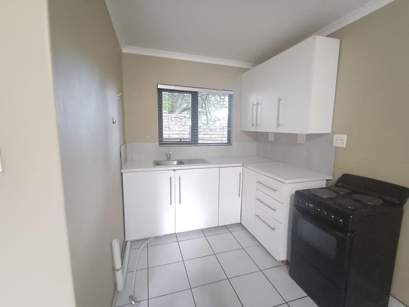 Charming Bachelor Cottage for Rent - Photo 8