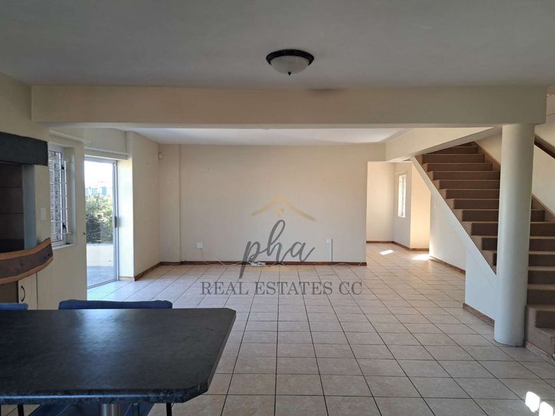 3 Bedroom Family home offering 3 garages for sale in Walvis Bay - Photo 4