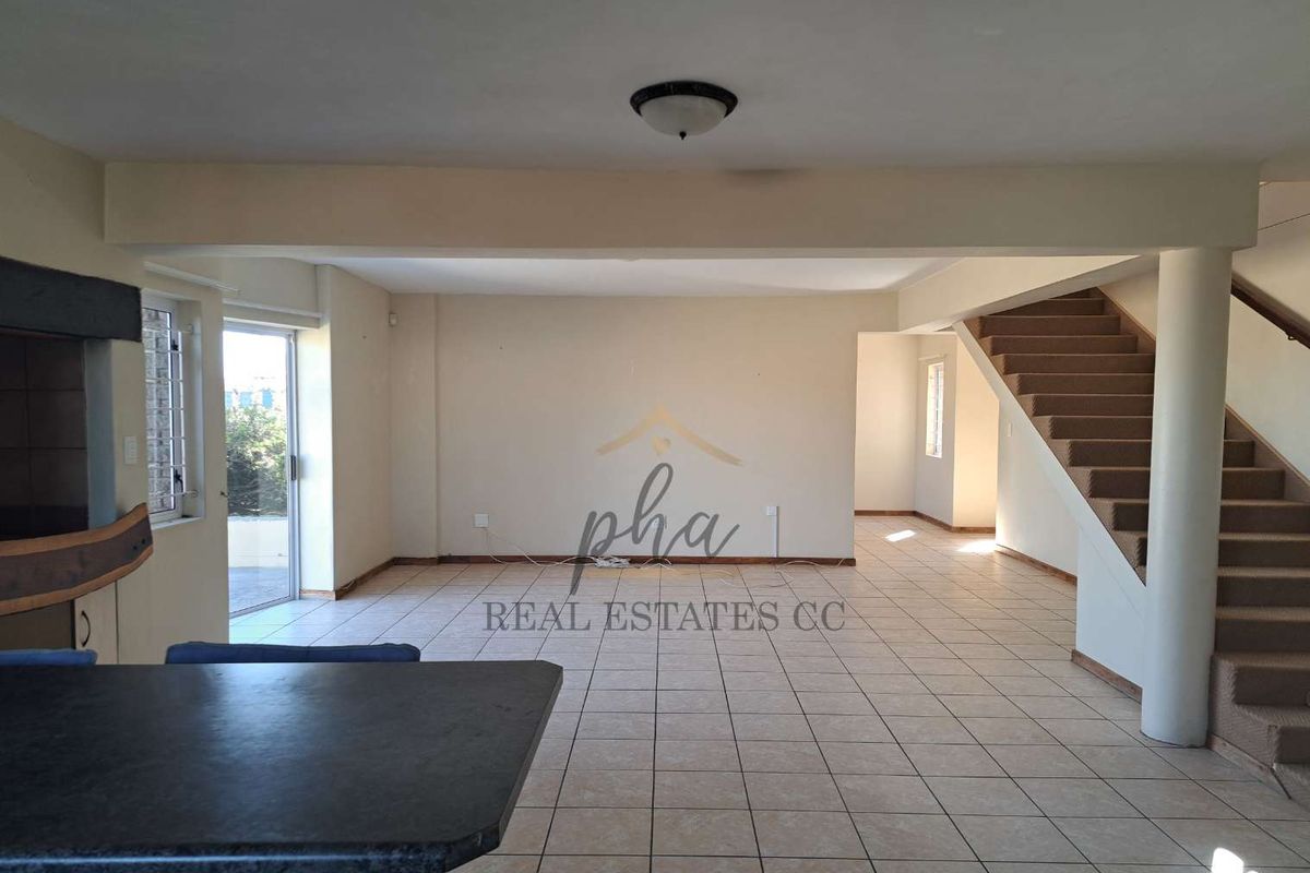 3 Bedroom Family home offering 3 garages for sale in Walvis Bay - Photo 4