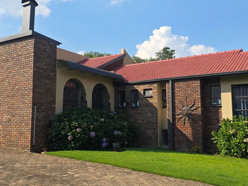 A lifestyle home designed around comfort, entertaining and income potential - Photo 1