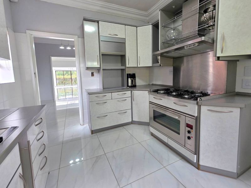 Modern Single-Level Townhouse For Sale in Gillitts! - Photo 4