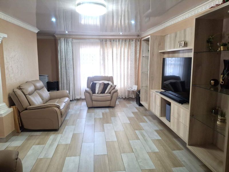 A  Beautiful, spacious, Neat Modern Home in a Sought after  Area in Ennerdale - Photo 7