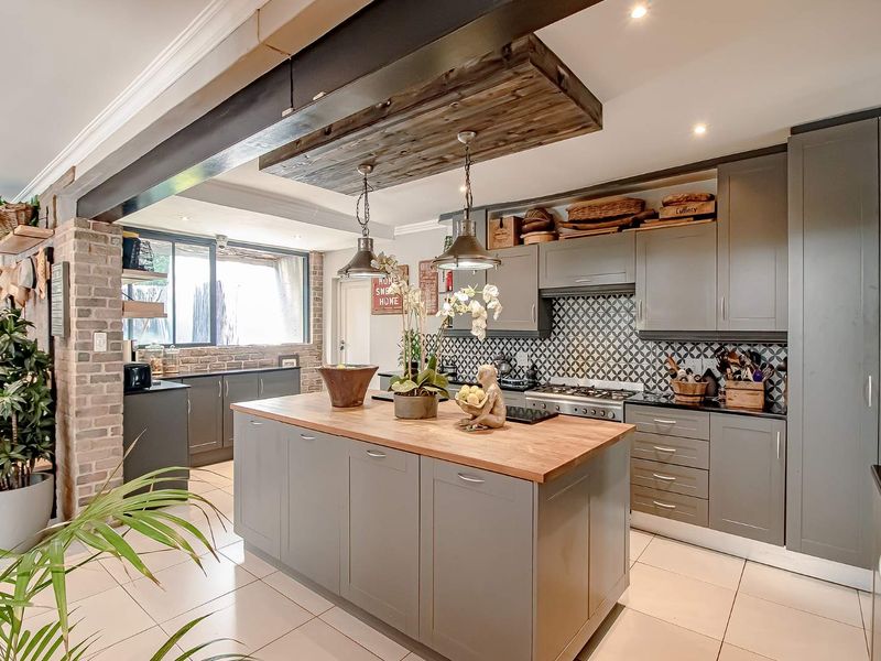 Refined Luxury & Entertainer’s Dream in Prestigious Bryanston East - Photo 5