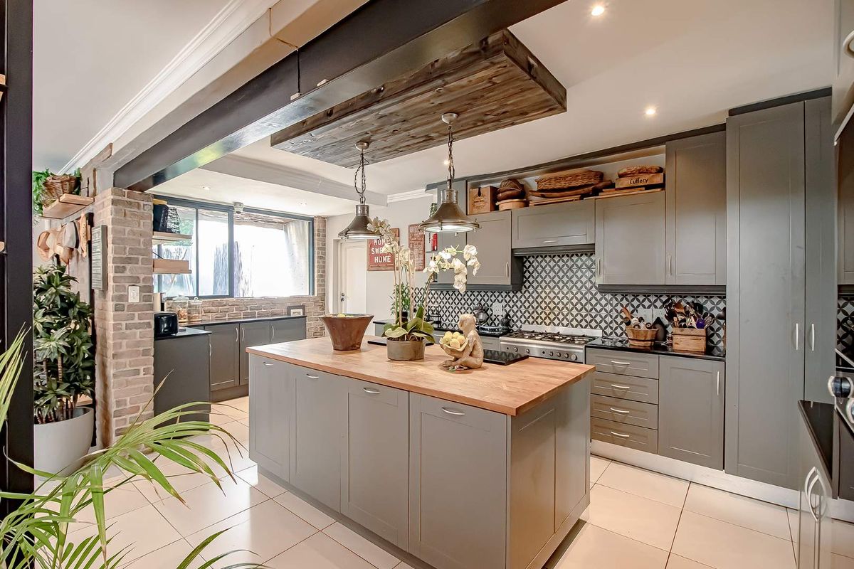 Refined Luxury & Entertainer’s Dream in Prestigious Bryanston East - Photo 5