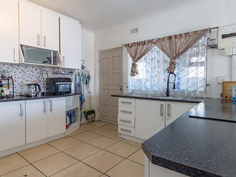 Comfortable Family Living with a Spacious Flatlet - Photo 5