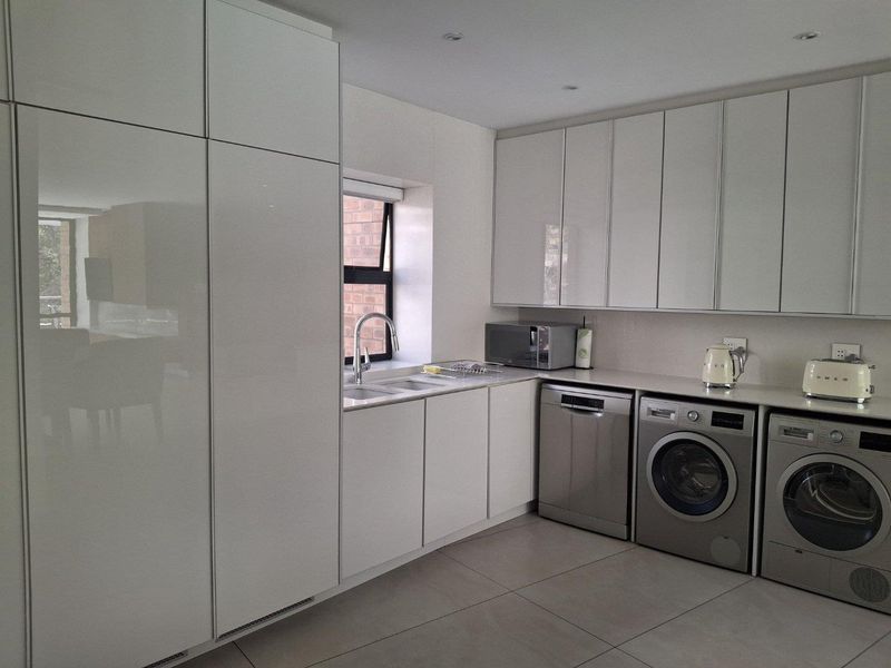 AN EXQUISITE THREE BEDROOM FURNISHED APARTMENT - Photo 8