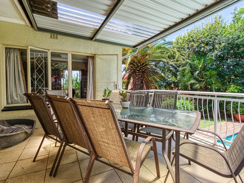 SPACIOUS FAMILY HOME WITH POOL, VIEWS AND POTENTIAL FLATLET - Photo 9