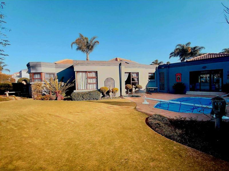 Comfortable Living in a Secure Complex with Great Amenities - Photo 2