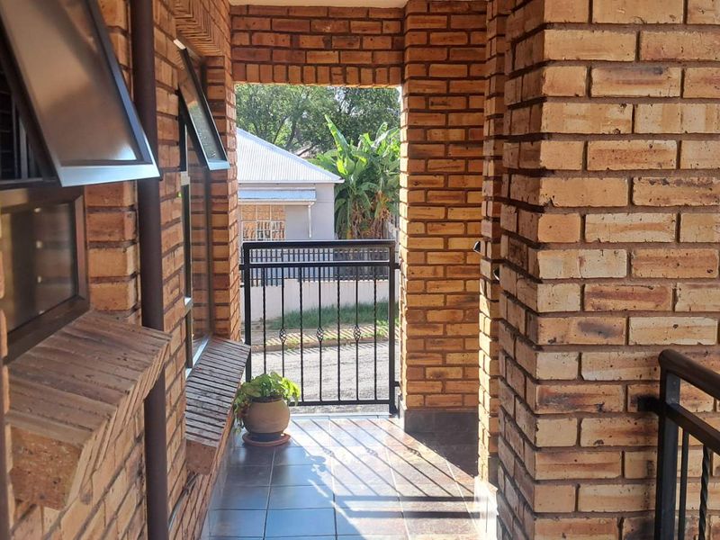 Spacious Apartment in Safe Complex! - Photo 2